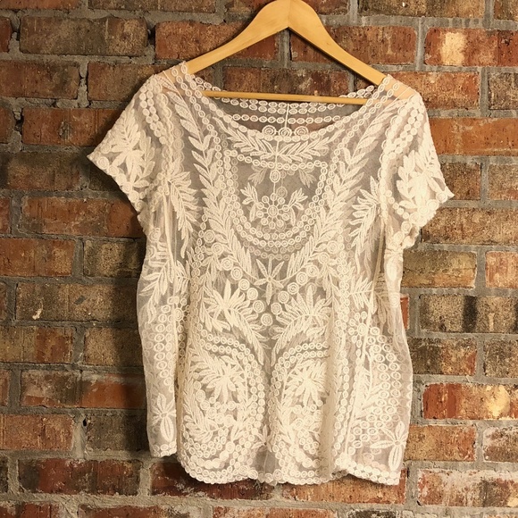 Tops - BOGO 🆓 Floral lace white cream top